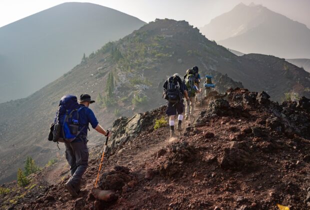 Kije trekkingowe - dlaczego stanowią ważny element wyposażenia podczas górskich wędrówek?