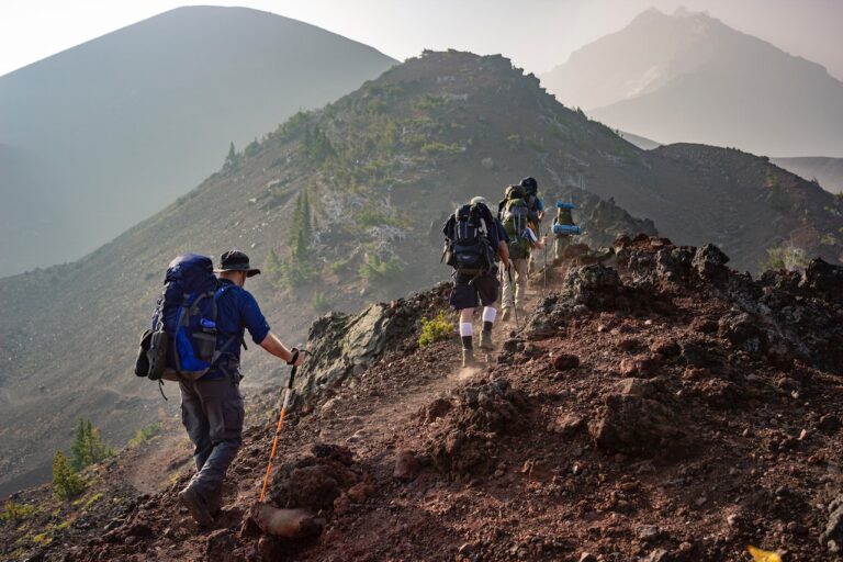 Kije trekkingowe - dlaczego stanowią ważny element wyposażenia podczas górskich wędrówek?